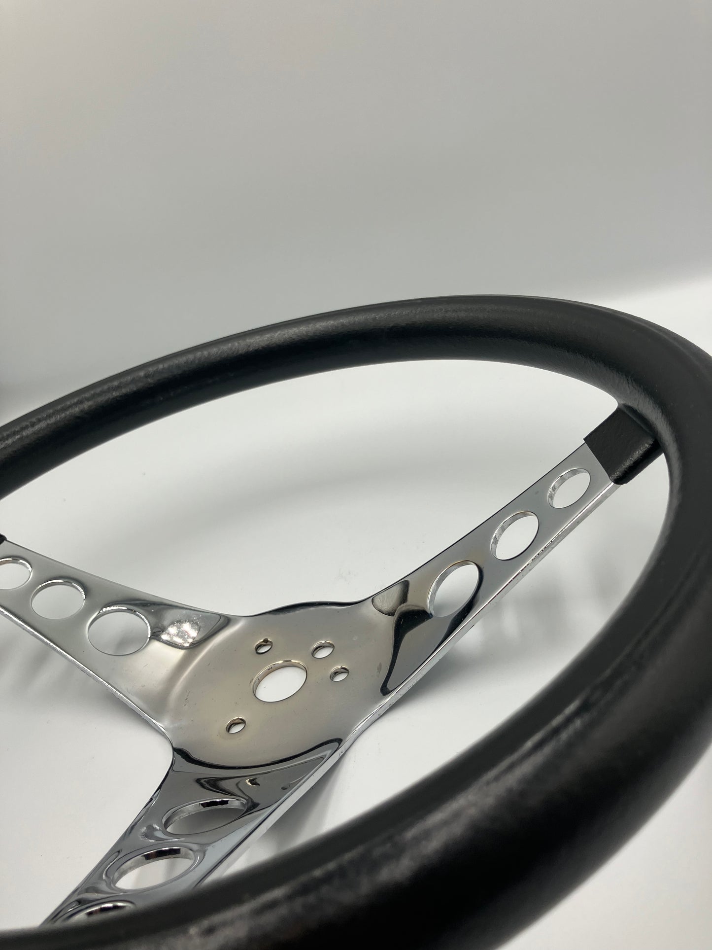Ratt svart, skummad plast, 3 hålade ekrar, 12 1/2" (836)