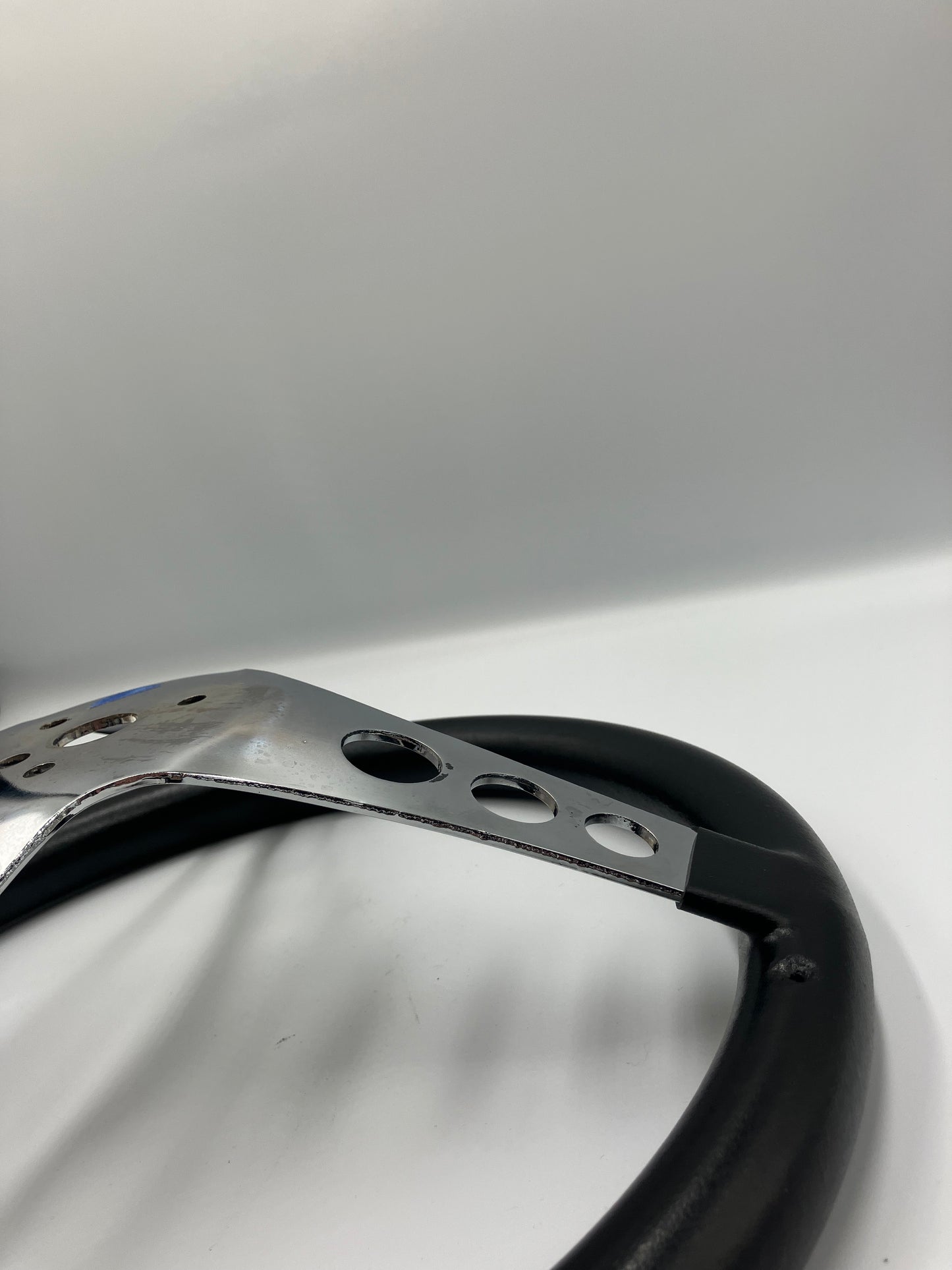 Ratt svart, skummad plast, 3 hålade ekrar, 12 1/2" (836)