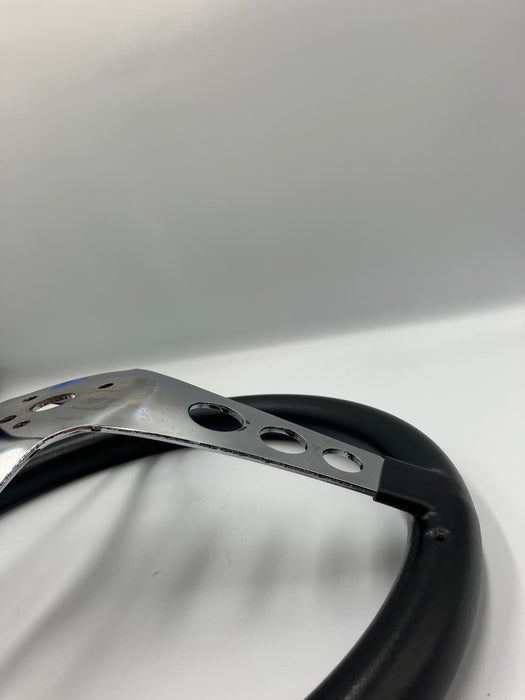 Ratt svart, skummad plast, 3 hålade ekrar, 12 1/2"