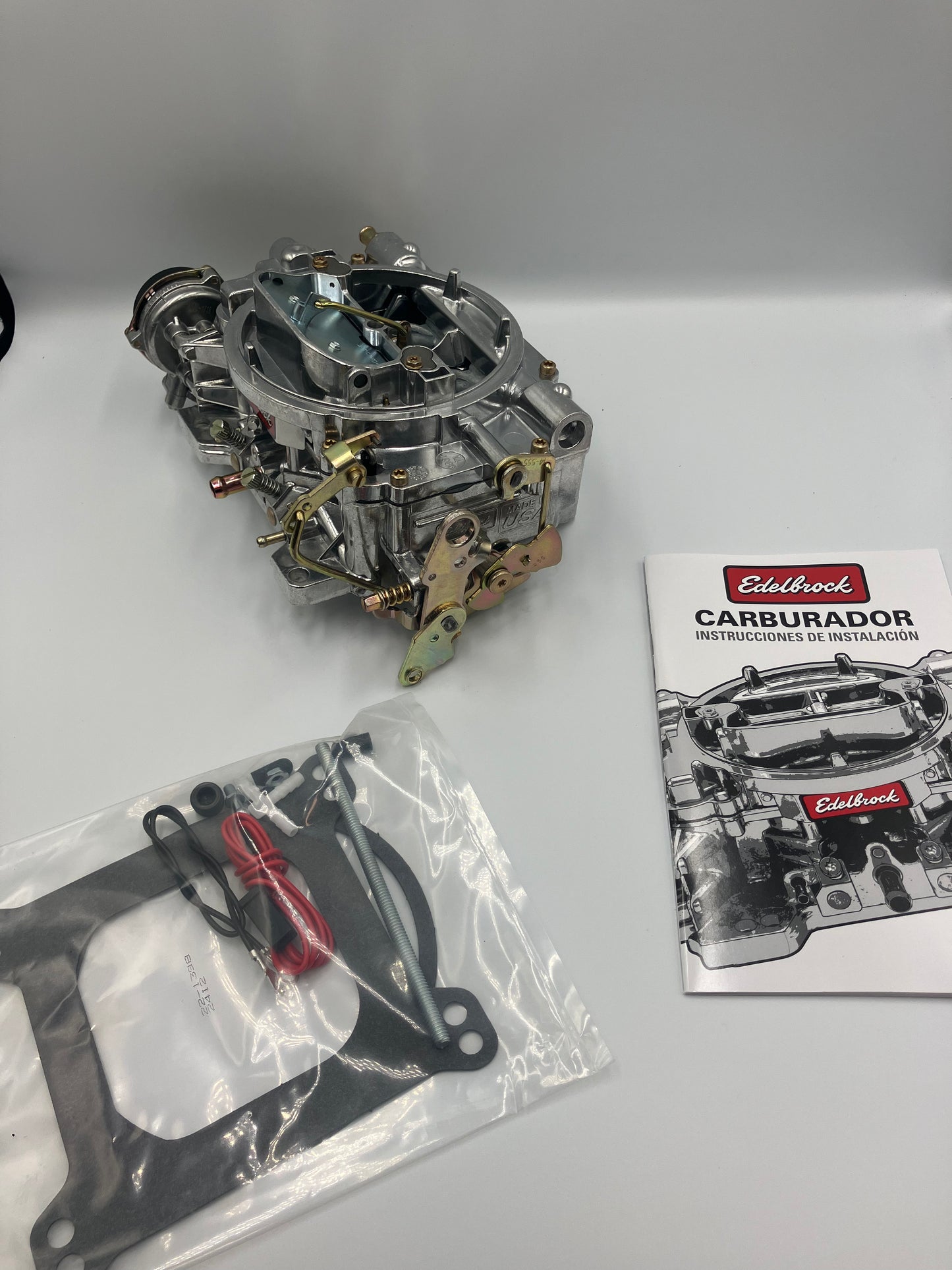 Edelbrock förgasare - 600 cfm. Elektrisk choke. Performer. Satin finish (1406)