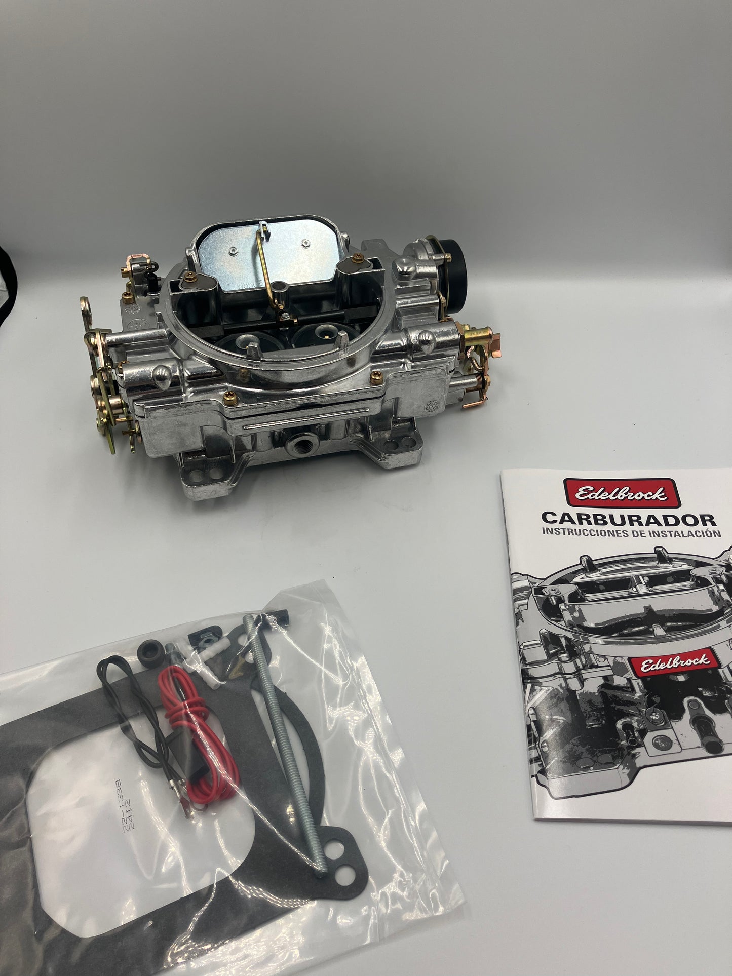 Edelbrock förgasare - 600 cfm. Elektrisk choke. Performer. Satin finish (1406)