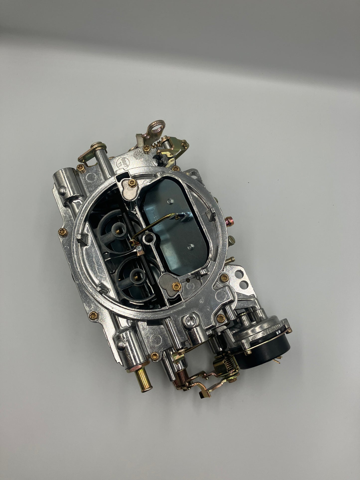 Edelbrock förgasare - 600 cfm. Elektrisk choke. Performer. Satin finish (1406)